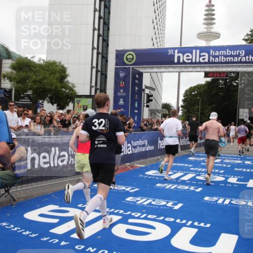 29.06.2025 - hella hamburg halbmarathon Michael Strokosch http://msf.ph/oto/8239731 29.06.2025 10:55:00 Ziel 1327, 1506, 3652, 4616, 5020, 6433, 6994, 8514, 8698, 10266, 13988, 14638, 14660, 14845, 15156, 16047, 16623, 16868, 17261, 18181, 18325 meine-sportfotos.de