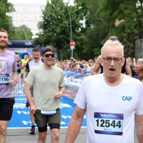 29.06.2025 - hella hamburg halbmarathon Zöllner http://msf.ph/oto/8239735 29.06.2025 10:55:44 Ziel 1120, 1143, 1834, 2955, 2982, 3037, 4897, 5021, 6924, 8255, 8618, 10212, 11039, 12483, 12515, 14365, 14909, 15896, 18064, 18190 meine-sportfotos.de