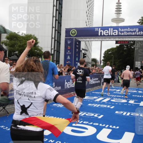 29.06.2025 - hella hamburg halbmarathon Michael Strokosch http://msf.ph/oto/8239755 29.06.2025 10:55:01 Ziel 1327, 1506, 3652, 4249, 4616, 5020, 6433, 6994, 8514, 8698, 10266, 13988, 14638, 14660, 14845, 15156, 16047, 16623, 16868, 18181, 18325 meine-sportfotos.de