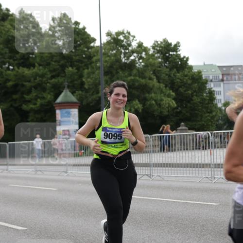 29.06.2025 - hella hamburg halbmarathon Jannik Wohlers http://msf.ph/oto/8239760 29.06.2025 10:29:29 Lombardsbrücke 1097, 1694, 2302, 2699, 3613, 4580, 5063, 5322, 5350, 8388, 8792, 8941, 9095, 9937, 10162, 11376, 11444, 12227, 12305, 12537, 13031, 13810, 15266, 17529, 18385 meine-sportfotos.de