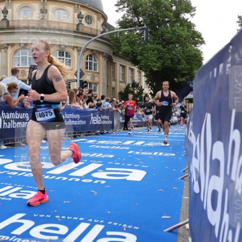 29.06.2025 - hella hamburg halbmarathon Strokosch-Dieckow http://msf.ph/oto/8239762 29.06.2025 10:36:26 Ziel 2121, 8084, 8121, 9296, 10404, 10680, 10852, 11304, 11833, 12051, 12916, 14075, 17192, 17723, 18062 meine-sportfotos.de