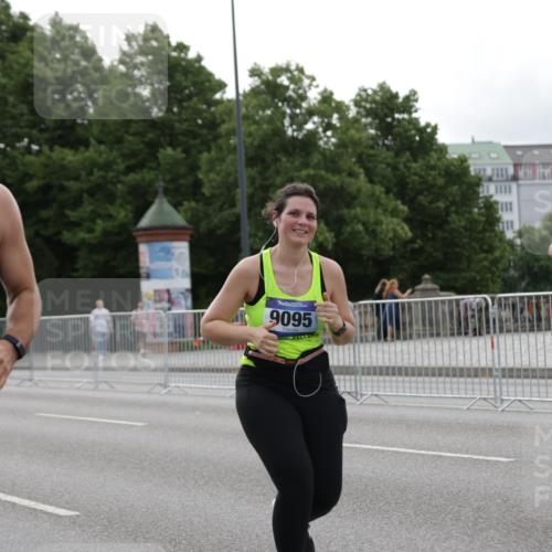29.06.2025 - hella hamburg halbmarathon Jannik Wohlers http://msf.ph/oto/8239773 29.06.2025 10:29:29 Lombardsbrücke 1097, 1694, 2302, 2699, 3613, 4580, 5063, 5322, 5350, 8388, 8792, 8941, 9095, 9937, 10162, 11376, 11444, 12227, 12305, 12537, 13031, 13810, 15266, 17529, 18385 meine-sportfotos.de