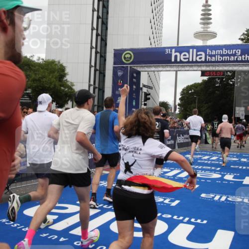 29.06.2025 - hella hamburg halbmarathon Michael Strokosch http://msf.ph/oto/8239786 29.06.2025 10:55:01 Ziel 1327, 1506, 3652, 4249, 4616, 5020, 6433, 6994, 8514, 8698, 10266, 13988, 14638, 14660, 14845, 15156, 16047, 16623, 16868, 18181, 18325 meine-sportfotos.de