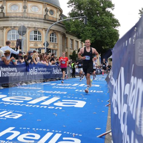 29.06.2025 - hella hamburg halbmarathon Strokosch-Dieckow http://msf.ph/oto/8239806 29.06.2025 10:36:27 Ziel 2121, 6915, 8084, 8121, 9296, 10404, 10680, 10852, 11304, 11833, 12051, 12916, 14075, 17192, 17723, 18062 meine-sportfotos.de