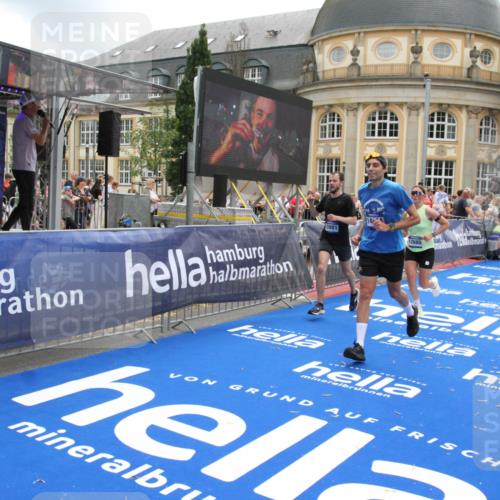 29.06.2025 - hella hamburg halbmarathon Michael Strokosch http://msf.ph/oto/8239807 29.06.2025 10:48:17 Ziel 1914, 7599, 8916, 9544, 11211, 12685, 14192, 14797, 14814, 15590, 15629, 15973, 15981, 16269, 18963, 19127 meine-sportfotos.de