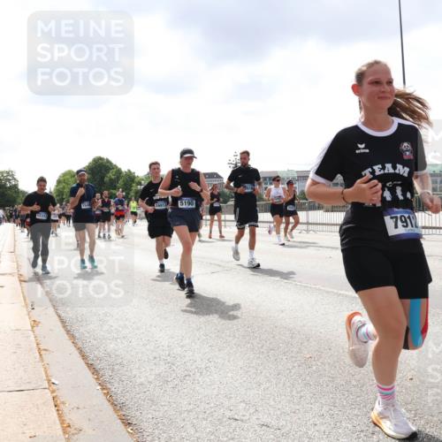 29.06.2025 - hella hamburg halbmarathon Lena Gebhardt http://msf.ph/oto/8239834 29.06.2025 10:45:18 Lombardsbrücke 1024, 1273, 1629, 1685, 1713, 1798, 1924, 2007, 2008, 2216, 2217, 2657, 2664, 2779, 2973, 3160, 3164, 3357, 3377, 3570, 3879, 3993, 4099, 4102, 4186, 4224, 4275, 4306, 4337, 4504, 4820, 4851, 5099, 5108, 5190, 5339, 5636, 5949, 6150, 6509, 6763, 6788, 6841, 6888, 6911, 6922, 6980, 7283, 7530, 7541, 7699, 7859, 7912, 8582, 8594, 8605, 8745, 8762, 8907, 9036, 9620, 10030, 10182, 10225, 10562, 10566, 10668, 10707, 11314, 12198, 12332, 12334, 12394, 13039, 13261 meine-sportfotos.de