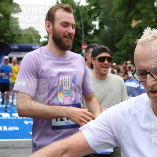 29.06.2025 - hella hamburg halbmarathon Zöllner http://msf.ph/oto/8239840 29.06.2025 10:55:45 Ziel 1120, 1143, 1834, 2955, 2982, 4897, 5021, 6924, 7221, 8255, 8618, 10212, 11039, 12483, 12515, 14365, 14909, 15896, 18064, 18190 meine-sportfotos.de