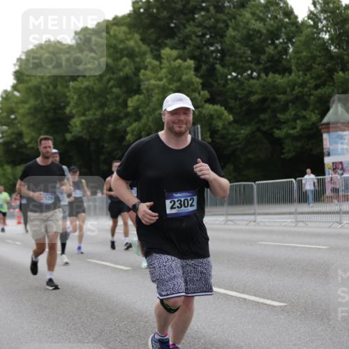 29.06.2025 - hella hamburg halbmarathon Jannik Wohlers http://msf.ph/oto/8239861 29.06.2025 10:29:31 Lombardsbrücke 1097, 1547, 1694, 2302, 2699, 3613, 4580, 5063, 5322, 6626, 8388, 8792, 8941, 9095, 10162, 11376, 11444, 12227, 12305, 12537, 13031, 13810, 15266, 16769, 17529, 18385 meine-sportfotos.de