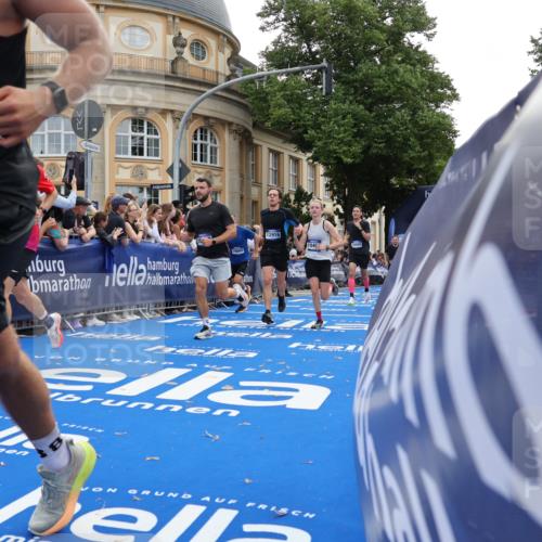 29.06.2025 - hella hamburg halbmarathon Strokosch-Dieckow http://msf.ph/oto/8239893 29.06.2025 10:36:28 Ziel 2121, 6915, 8084, 8121, 9296, 10404, 10680, 10852, 11304, 11833, 12916, 14075, 16523, 17723, 18062 meine-sportfotos.de