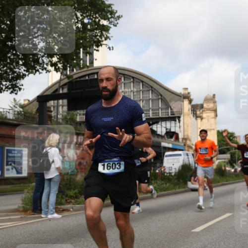 29.06.2025 - hella hamburg halbmarathon Yannick Fuchs http://msf.ph/oto/8239916 29.06.2025 10:34:49 20KM 1603, 2324, 2714, 2750, 2826, 4381, 4766, 4888, 5050, 5375, 5409, 5508, 5803, 5916, 6080, 6149, 6152, 6649, 7109, 7495, 7622, 8370, 8465, 8467, 8574, 8933, 9294, 10900, 10968, 11731, 12088, 12540, 12704, 12865, 13029, 14924, 15015, 15424, 15813, 16580, 16761, 17245, 18614, 18979 meine-sportfotos.de