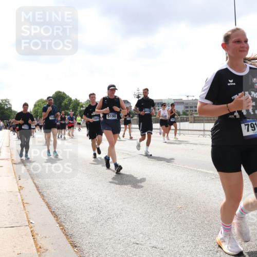 29.06.2025 - hella hamburg halbmarathon Lena Gebhardt http://msf.ph/oto/8239921 29.06.2025 10:45:18 Lombardsbrücke 1024, 1273, 1629, 1685, 1713, 1798, 1924, 2007, 2008, 2216, 2217, 2657, 2664, 2779, 2973, 3160, 3164, 3357, 3377, 3570, 3879, 3993, 4099, 4102, 4186, 4224, 4275, 4306, 4337, 4504, 4820, 4851, 5099, 5108, 5190, 5339, 5636, 5949, 6150, 6509, 6763, 6788, 6841, 6888, 6911, 6922, 6980, 7283, 7530, 7541, 7699, 7859, 7912, 8582, 8594, 8605, 8745, 8762, 8907, 9036, 9620, 10030, 10182, 10225, 10562, 10566, 10668, 10707, 11314, 12198, 12332, 12334, 12394, 13039, 13261 meine-sportfotos.de