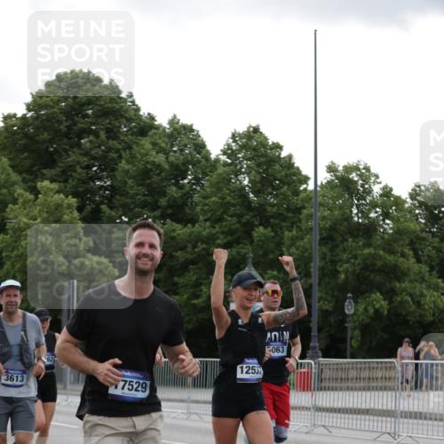 29.06.2025 - hella hamburg halbmarathon Jannik Wohlers http://msf.ph/oto/8239973 29.06.2025 10:29:33 Lombardsbrücke 1097, 1547, 1694, 2302, 2699, 3613, 4580, 5063, 5322, 6626, 8388, 8792, 8941, 9095, 10162, 11376, 12305, 12537, 13031, 13810, 14304, 15266, 16182, 16769, 17529, 18385, 18503 meine-sportfotos.de