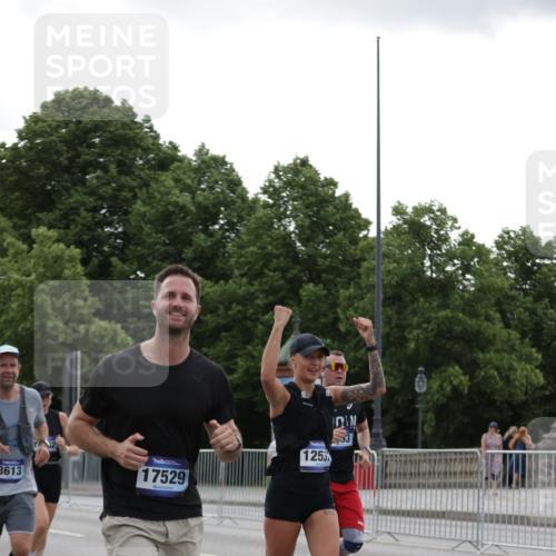 29.06.2025 - hella hamburg halbmarathon Jannik Wohlers http://msf.ph/oto/8239991 29.06.2025 10:29:33 Lombardsbrücke 1097, 1547, 1694, 2302, 2699, 3613, 4580, 5063, 5322, 6626, 8388, 8792, 8941, 9095, 10162, 11376, 12305, 12537, 13031, 13810, 14304, 15266, 16182, 16769, 17529, 18385, 18503 meine-sportfotos.de