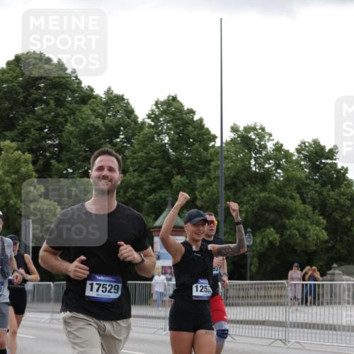 29.06.2025 - hella hamburg halbmarathon Jannik Wohlers http://msf.ph/oto/8240001 29.06.2025 10:29:33 Lombardsbrücke 1097, 1547, 1694, 2302, 2699, 3613, 4580, 5063, 5322, 6626, 8388, 8792, 8941, 9095, 10162, 11376, 12305, 12537, 13031, 13810, 14304, 15266, 16182, 16769, 17529, 18385, 18503 meine-sportfotos.de