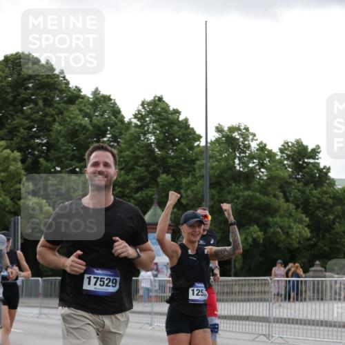 29.06.2025 - hella hamburg halbmarathon Jannik Wohlers http://msf.ph/oto/8240013 29.06.2025 10:29:33 Lombardsbrücke 1097, 1547, 1694, 2302, 2699, 3613, 4580, 5063, 5322, 6626, 8388, 8792, 8941, 9095, 10162, 11376, 12305, 12537, 13031, 13810, 14304, 15266, 16182, 16769, 17529, 18385, 18503 meine-sportfotos.de