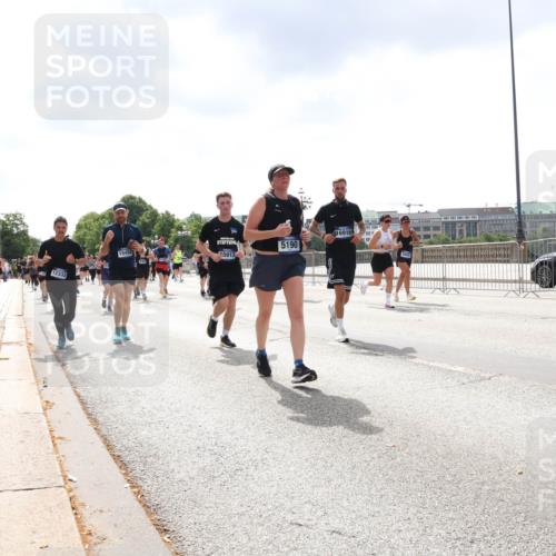 29.06.2025 - hella hamburg halbmarathon Lena Gebhardt http://msf.ph/oto/8240032 29.06.2025 10:45:18 Lombardsbrücke 1024, 1273, 1629, 1685, 1713, 1798, 1924, 2007, 2008, 2216, 2217, 2657, 2664, 2779, 2973, 3160, 3164, 3357, 3377, 3570, 3879, 3993, 4099, 4102, 4186, 4224, 4275, 4306, 4337, 4504, 4820, 4851, 5099, 5108, 5190, 5339, 5636, 5949, 6150, 6509, 6763, 6788, 6841, 6888, 6911, 6922, 6980, 7283, 7530, 7541, 7699, 7859, 7912, 8582, 8594, 8605, 8745, 8762, 8907, 9036, 9620, 10030, 10182, 10225, 10562, 10566, 10668, 10707, 11314, 12198, 12332, 12334, 12394, 13039, 13261 meine-sportfotos.de
