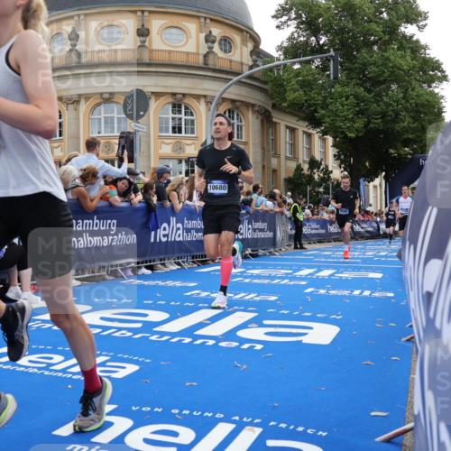 29.06.2025 - hella hamburg halbmarathon Strokosch-Dieckow http://msf.ph/oto/8240041 29.06.2025 10:36:30 Ziel 2121, 3809, 6915, 8084, 8121, 9296, 10404, 10680, 10852, 11304, 11833, 12916, 16523, 17723, 18062 meine-sportfotos.de