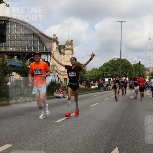 29.06.2025 - hella hamburg halbmarathon Yannick Fuchs http://msf.ph/oto/8240063 29.06.2025 10:34:50 20KM 1603, 2324, 2714, 2750, 2826, 4888, 5050, 5375, 5409, 5508, 5803, 5916, 6080, 6149, 6152, 6649, 7109, 7495, 7622, 8370, 8465, 8467, 8574, 9294, 10900, 10968, 11731, 12088, 12540, 12704, 12865, 13029, 14924, 15015, 15424, 15813, 16580, 16761, 17245, 18614, 18979 meine-sportfotos.de