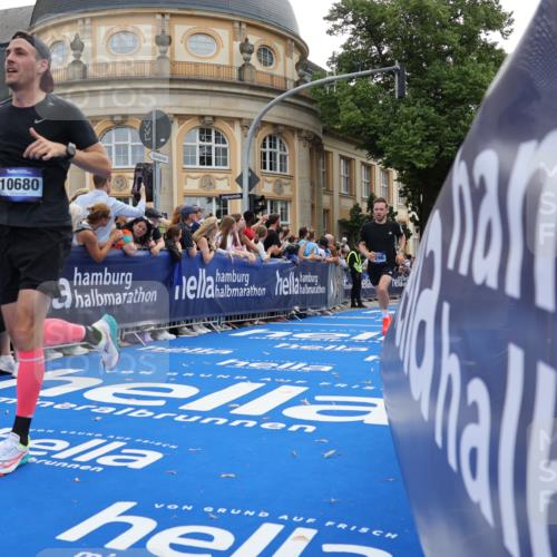 29.06.2025 - hella hamburg halbmarathon Strokosch-Dieckow http://msf.ph/oto/8240086 29.06.2025 10:36:31 Ziel 2121, 3809, 5092, 6915, 8084, 8121, 9296, 10404, 10680, 10852, 11304, 11833, 12916, 16523, 17723, 18062 meine-sportfotos.de