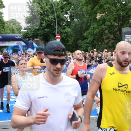 29.06.2025 - hella hamburg halbmarathon Zöllner http://msf.ph/oto/8240098 29.06.2025 10:55:50 Ziel 1179, 1834, 3256, 5021, 6569, 6924, 7221, 8255, 10212, 12483, 12858, 13474, 14365, 16401, 16434, 16786, 18125, 18190, 18867, 19047 meine-sportfotos.de