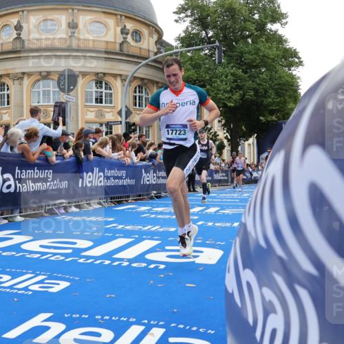 29.06.2025 - hella hamburg halbmarathon Strokosch-Dieckow http://msf.ph/oto/8240133 29.06.2025 10:36:33 Ziel 1571, 2121, 3809, 5092, 6915, 8121, 9296, 10404, 10680, 10852, 11833, 12916, 16523, 17723, 18038, 18733 meine-sportfotos.de