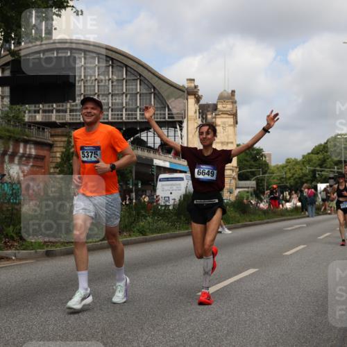 29.06.2025 - hella hamburg halbmarathon Yannick Fuchs http://msf.ph/oto/8240135 29.06.2025 10:34:51 20KM 1603, 1882, 2324, 2714, 2750, 2826, 4843, 4888, 5050, 5375, 5409, 5508, 5745, 5803, 5916, 6080, 6149, 6152, 6649, 7109, 7495, 7622, 8370, 8465, 8467, 8574, 9294, 10900, 10968, 11731, 12088, 12540, 12704, 12865, 13029, 13667, 14924, 15015, 15424, 15542, 15813, 16580, 16761, 17245, 18614, 18979 meine-sportfotos.de
