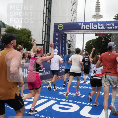 29.06.2025 - hella hamburg halbmarathon Michael Strokosch http://msf.ph/oto/8240145 29.06.2025 10:55:02 Ziel 1327, 3652, 4249, 4616, 4938, 5020, 6433, 6994, 8514, 8698, 10266, 13988, 14638, 14845, 15126, 15156, 15879, 16047, 16623, 16868, 18181, 18325 meine-sportfotos.de