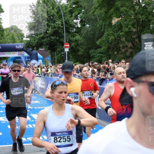 29.06.2025 - hella hamburg halbmarathon Zöllner http://msf.ph/oto/8240155 29.06.2025 10:55:51 Ziel 1179, 2612, 3256, 3668, 5021, 6569, 6924, 7221, 7976, 12483, 12858, 13474, 14365, 16401, 16434, 16786, 18125, 18190, 18867, 19047 meine-sportfotos.de