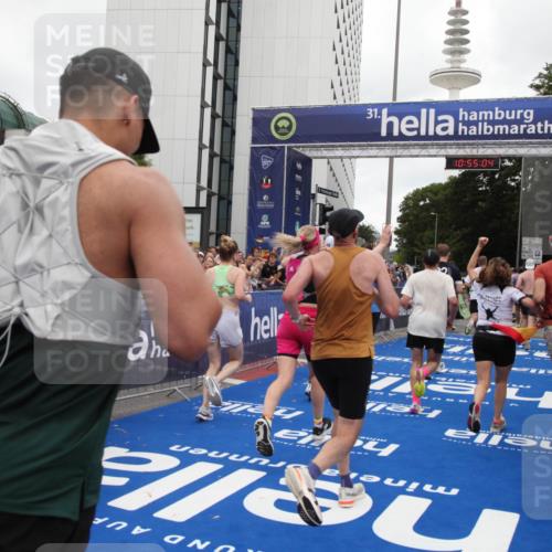 29.06.2025 - hella hamburg halbmarathon Michael Strokosch http://msf.ph/oto/8240159 29.06.2025 10:55:03 Ziel 1327, 2884, 3652, 4249, 4616, 4938, 5020, 6433, 6994, 8514, 8698, 10266, 13988, 14638, 14750, 14845, 15126, 15156, 15879, 16047, 16623, 16868, 18181, 18325 meine-sportfotos.de