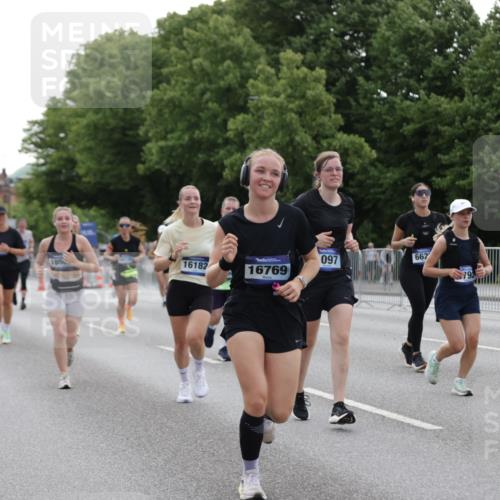 29.06.2025 - hella hamburg halbmarathon Jannik Wohlers http://msf.ph/oto/8240164 29.06.2025 10:29:39 Lombardsbrücke 1097, 1547, 1694, 2302, 3443, 3573, 3613, 4580, 5063, 5322, 6598, 6616, 6626, 8792, 8941, 10162, 12305, 12537, 12710, 13031, 14304, 16182, 16601, 16604, 16735, 16769, 17529, 18503 meine-sportfotos.de