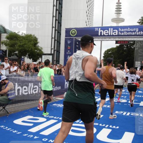 29.06.2025 - hella hamburg halbmarathon Michael Strokosch http://msf.ph/oto/8240166 29.06.2025 10:55:03 Ziel 1327, 2884, 3652, 4249, 4616, 4938, 5020, 6433, 6994, 8514, 8698, 10266, 13988, 14638, 14750, 14845, 15126, 15156, 15879, 16047, 16623, 16868, 18181, 18325 meine-sportfotos.de