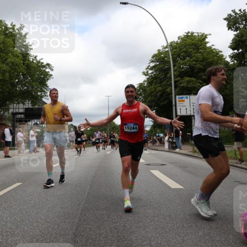 29.06.2025 - hella hamburg halbmarathon Yannick Fuchs http://msf.ph/oto/8240169 29.06.2025 10:47:19 20KM 1061, 1151, 1258, 1499, 1706, 1783, 2074, 2082, 2099, 2346, 2910, 3059, 3208, 3209, 3334, 4065, 4419, 4635, 4770, 5077, 6198, 6628, 6877, 7177, 7509, 7864, 8273, 8361, 8390, 8651, 9142, 9537, 10549, 10724, 10891, 10895, 11588, 11589, 11604, 11689, 11992, 12413, 12490, 12875, 12909, 12910, 13289, 13997, 14323, 15061, 15126, 15179, 15430, 15497, 15681, 16538, 16986, 18134, 18590, 18720, 18901, 19244 meine-sportfotos.de
