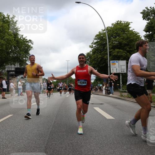 29.06.2025 - hella hamburg halbmarathon Yannick Fuchs http://msf.ph/oto/8240187 29.06.2025 10:47:19 20KM 1061, 1151, 1258, 1499, 1706, 1783, 2074, 2082, 2099, 2346, 2910, 3059, 3208, 3209, 3334, 4065, 4419, 4635, 4770, 5077, 6198, 6628, 6877, 7177, 7509, 7864, 8273, 8361, 8390, 8651, 9142, 9537, 10549, 10724, 10891, 10895, 11588, 11589, 11604, 11689, 11992, 12413, 12490, 12875, 12909, 12910, 13289, 13997, 14323, 15061, 15126, 15179, 15430, 15497, 15681, 16538, 16986, 18134, 18590, 18720, 18901, 19244 meine-sportfotos.de