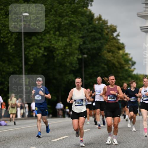 29.06.2025 - hella hamburg halbmarathon Dr. Thomas Lammeyer http://msf.ph/oto/8240219 29.06.2025 10:14:00 Kennedybrücke 1483, 1513, 1573, 1838, 3921, 4389, 5511, 7042, 7250, 7333, 7685, 8090, 8219, 8890, 9366, 9434, 9674, 9681, 9816, 9988, 10036, 10943, 11027, 11180 meine-sportfotos.de