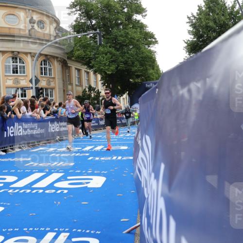 29.06.2025 - hella hamburg halbmarathon Strokosch-Dieckow http://msf.ph/oto/8240221 29.06.2025 10:36:35 Ziel 1571, 2121, 3809, 5092, 6915, 8121, 9296, 11833, 14622, 15621, 16523, 17723, 18038, 18733 meine-sportfotos.de