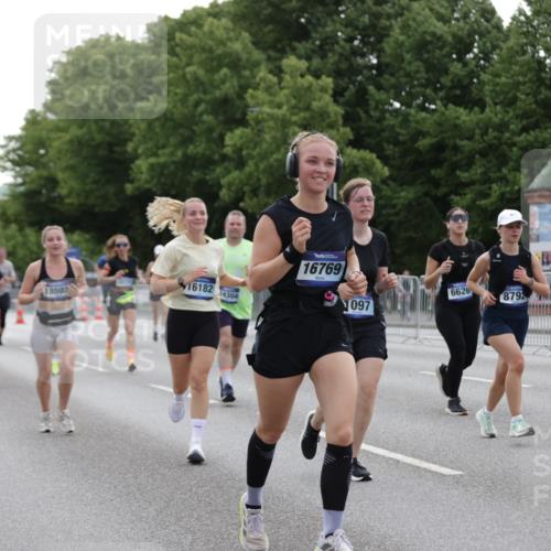 29.06.2025 - hella hamburg halbmarathon Jannik Wohlers http://msf.ph/oto/8240239 29.06.2025 10:29:39 Lombardsbrücke 1097, 1547, 1694, 2302, 3443, 3573, 3613, 4580, 5063, 5322, 6598, 6616, 6626, 8792, 8941, 10162, 12305, 12537, 12710, 13031, 14304, 16182, 16601, 16604, 16735, 16769, 17529, 18503 meine-sportfotos.de