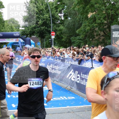 29.06.2025 - hella hamburg halbmarathon Zöllner http://msf.ph/oto/8240248 29.06.2025 10:55:52 Ziel 1179, 2612, 3256, 3668, 4772, 5021, 6569, 7221, 7976, 12858, 13474, 14365, 16401, 16434, 16786, 18125, 18867, 19047 meine-sportfotos.de