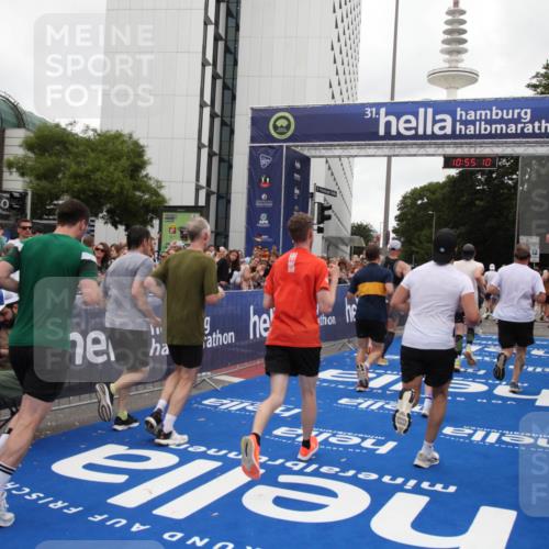 29.06.2025 - hella hamburg halbmarathon Michael Strokosch http://msf.ph/oto/8240251 29.06.2025 10:55:09 Ziel 2448, 2884, 3041, 3791, 3945, 4249, 4616, 4938, 6355, 8691, 9060, 9380, 10191, 10192, 11333, 11976, 12961, 13297, 14750, 14948, 15126, 15879, 16630, 17803, 17842 meine-sportfotos.de