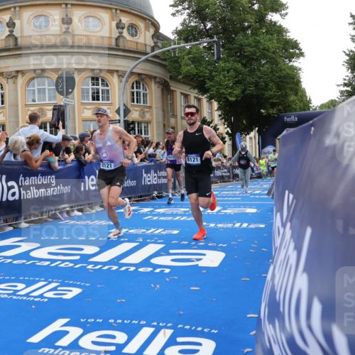 29.06.2025 - hella hamburg halbmarathon Strokosch-Dieckow http://msf.ph/oto/8240252 29.06.2025 10:36:36 Ziel 1571, 2121, 3809, 5092, 5961, 6915, 8121, 11833, 14622, 15621, 16523, 17723, 18038, 18733 meine-sportfotos.de
