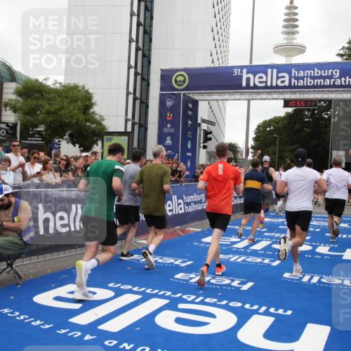 29.06.2025 - hella hamburg halbmarathon Michael Strokosch http://msf.ph/oto/8240277 29.06.2025 10:55:09 Ziel 2448, 2884, 3041, 3791, 3945, 4249, 4616, 4938, 6355, 8691, 9060, 9380, 10191, 10192, 11333, 11976, 12961, 13297, 14750, 14948, 15126, 15879, 16630, 17803, 17842 meine-sportfotos.de