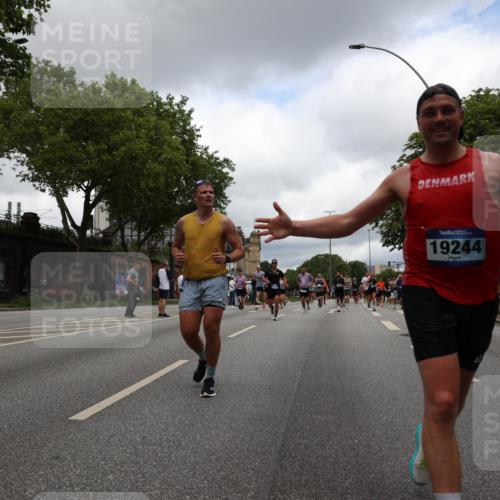 29.06.2025 - hella hamburg halbmarathon Yannick Fuchs http://msf.ph/oto/8240291 29.06.2025 10:47:19 20KM 1061, 1151, 1258, 1499, 1706, 1783, 2074, 2082, 2099, 2346, 2910, 3059, 3208, 3209, 3334, 4065, 4419, 4635, 4770, 5077, 6198, 6628, 6877, 7177, 7509, 7864, 8273, 8361, 8390, 8651, 9142, 9537, 10549, 10724, 10891, 10895, 11588, 11589, 11604, 11689, 11992, 12413, 12490, 12875, 12909, 12910, 13289, 13997, 14323, 15061, 15126, 15179, 15430, 15497, 15681, 16538, 16986, 18134, 18590, 18720, 18901, 19244 meine-sportfotos.de