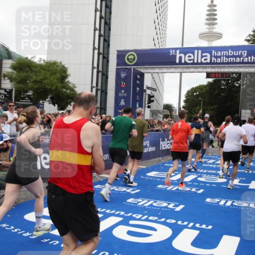 29.06.2025 - hella hamburg halbmarathon Michael Strokosch http://msf.ph/oto/8240300 29.06.2025 10:55:10 Ziel 2448, 2884, 3041, 3791, 3945, 4249, 4938, 6355, 8691, 9060, 9361, 9380, 10191, 10192, 11333, 11747, 11976, 12248, 12961, 13297, 14750, 14948, 15126, 15879, 16108, 16630, 17803, 17842 meine-sportfotos.de