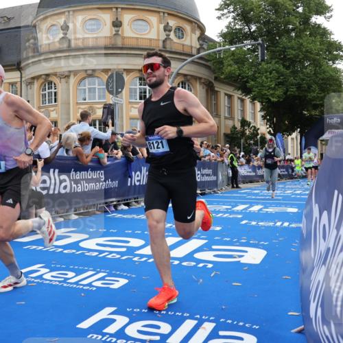 29.06.2025 - hella hamburg halbmarathon Strokosch-Dieckow http://msf.ph/oto/8240308 29.06.2025 10:36:37 Ziel 1571, 2121, 3809, 5092, 5961, 6915, 8121, 11833, 14622, 15621, 16523, 18038, 18733 meine-sportfotos.de