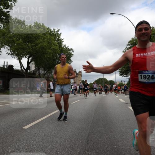 29.06.2025 - hella hamburg halbmarathon Yannick Fuchs http://msf.ph/oto/8240316 29.06.2025 10:47:19 20KM 1061, 1151, 1258, 1499, 1706, 1783, 2074, 2082, 2099, 2346, 2910, 3059, 3208, 3209, 3334, 4065, 4419, 4635, 4770, 5077, 6198, 6628, 6877, 7177, 7509, 7864, 8273, 8361, 8390, 8651, 9142, 9537, 10549, 10724, 10891, 10895, 11588, 11589, 11604, 11689, 11992, 12413, 12490, 12875, 12909, 12910, 13289, 13997, 14323, 15061, 15126, 15179, 15430, 15497, 15681, 16538, 16986, 18134, 18590, 18720, 18901, 19244 meine-sportfotos.de