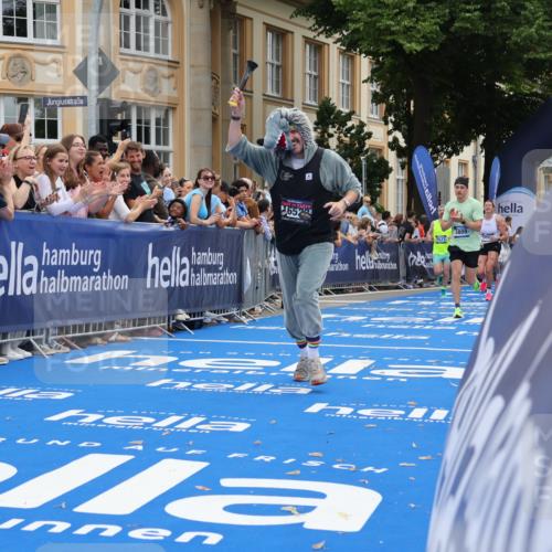29.06.2025 - hella hamburg halbmarathon Strokosch-Dieckow http://msf.ph/oto/8240331 29.06.2025 10:36:38 Ziel 1571, 2121, 3809, 5092, 5961, 6915, 8121, 14622, 15621, 16523, 18038, 18733 meine-sportfotos.de