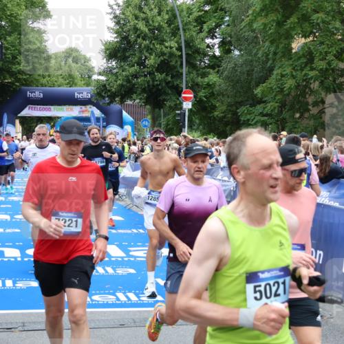 29.06.2025 - hella hamburg halbmarathon Zöllner http://msf.ph/oto/8240347 29.06.2025 10:55:54 Ziel 1179, 2612, 3256, 3668, 4772, 6569, 7221, 7976, 8968, 9246, 12858, 13474, 16401, 16434, 16786, 18125, 18867, 19047 meine-sportfotos.de