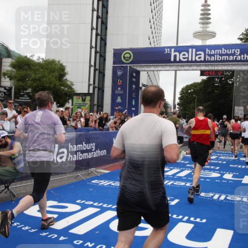 29.06.2025 - hella hamburg halbmarathon Michael Strokosch http://msf.ph/oto/8240373 29.06.2025 10:55:11 Ziel 1549, 1628, 2119, 2448, 2884, 3041, 3791, 3945, 4938, 6355, 8691, 9060, 9361, 9380, 10191, 10192, 11333, 11747, 11976, 12248, 12961, 13297, 14750, 14834, 14948, 15126, 15879, 16108, 16630, 17803, 17842 meine-sportfotos.de