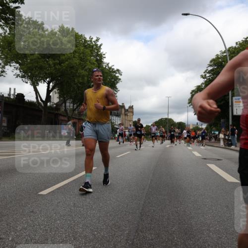 29.06.2025 - hella hamburg halbmarathon Yannick Fuchs http://msf.ph/oto/8240397 29.06.2025 10:47:20 20KM 1061, 1151, 1258, 1499, 1706, 1727, 1783, 2074, 2082, 2099, 2346, 2910, 3059, 3208, 3209, 3334, 4065, 4635, 4770, 5077, 5866, 6198, 6628, 6629, 6762, 6877, 7177, 7509, 7864, 8273, 8361, 8390, 8651, 9142, 9537, 10549, 10724, 10891, 10895, 11588, 11589, 11604, 11689, 11992, 12413, 12490, 12875, 12909, 12910, 13289, 13997, 14323, 15061, 15126, 15179, 15430, 15497, 16538, 16986, 18134, 18590, 18720, 18901, 19244 meine-sportfotos.de