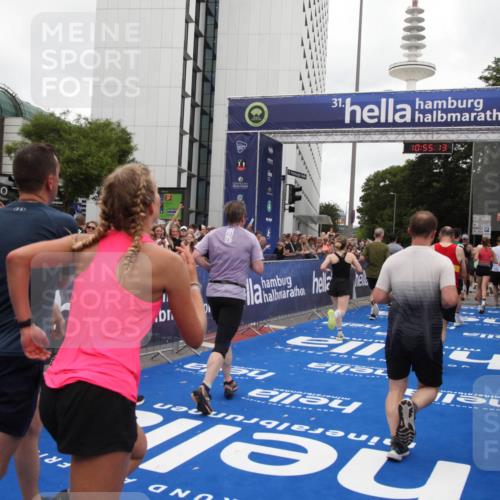 29.06.2025 - hella hamburg halbmarathon Michael Strokosch http://msf.ph/oto/8240404 29.06.2025 10:55:12 Ziel 1549, 1628, 2119, 2448, 2884, 3041, 3791, 3945, 4903, 6355, 8691, 9060, 9361, 9380, 10191, 10192, 11333, 11747, 11976, 12248, 12961, 13297, 14750, 14834, 14948, 16108, 16630, 17803, 17842, 18031, 18966 meine-sportfotos.de
