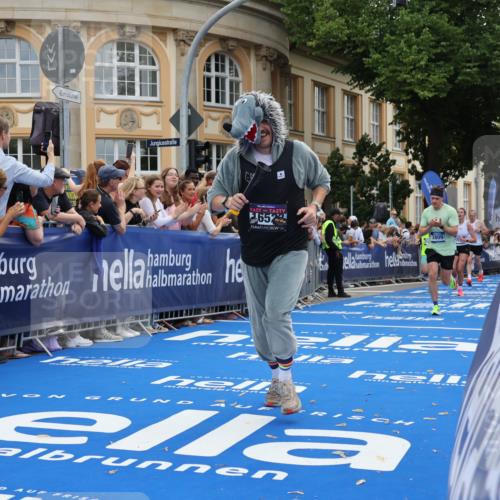 29.06.2025 - hella hamburg halbmarathon Strokosch-Dieckow http://msf.ph/oto/8240408 29.06.2025 10:36:38 Ziel 1571, 2121, 3809, 5092, 5961, 6915, 8121, 14622, 15621, 16523, 18038, 18733 meine-sportfotos.de